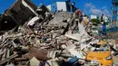 Warga mencari di antara puing-puing setelah gempa bumi melanda Pereira, Kolombia, Senin, 10 Agustus 2026. (Foto AP/Miguel Angel Lopez)