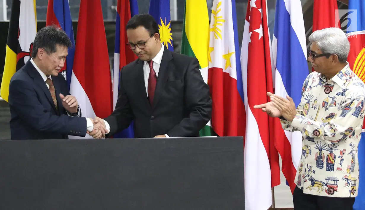 Gubernur DKI Jakarta Anies Baswedan berjabat tangan dengan Wakil Menteri Luar Negeri Abdurrahman Mohammad Fachir dan disaksikan Sekjen ASEAN Lim Jock Hoi seusai menandatangani batu prasasti saat meresmikan Stasiun MRT ASEAN di Jalan Sisingamangaraja, Rabu (10/4). (Liputan6.com/Immanuel Antonius)