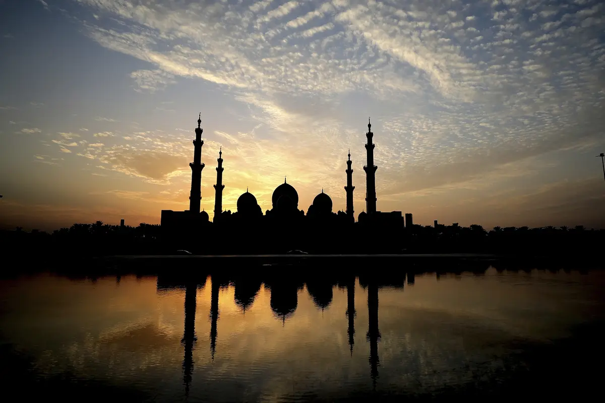Menikmati Keindahan Masjid Agung Sheikh Zayed Saat Matahari Terbenam