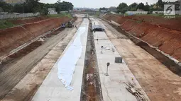 Pekerja beraktivitas di lokasi proyek Tol Cijago Seksi II di Depok, Jawa Barat, Rabu (27/2). Pengelola Jalan Tol Cijago PT Translingkar Kita Jaya (TLKJ) menargetkan seksi II jalan tol itu dapat beroperasi pada April 2019. (Liputan6.com/Immanuel Antonius)