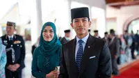 Anisha Rosnah dan Pangeran Abdul Mateen menyambut kehadiran&nbsp;Presiden Singapura Tharman Shanmugaratnam di&nbsp;Istana Nurul Iman, Brunei, 24 Januari 2024. (dok. Instagram Story @tmski)