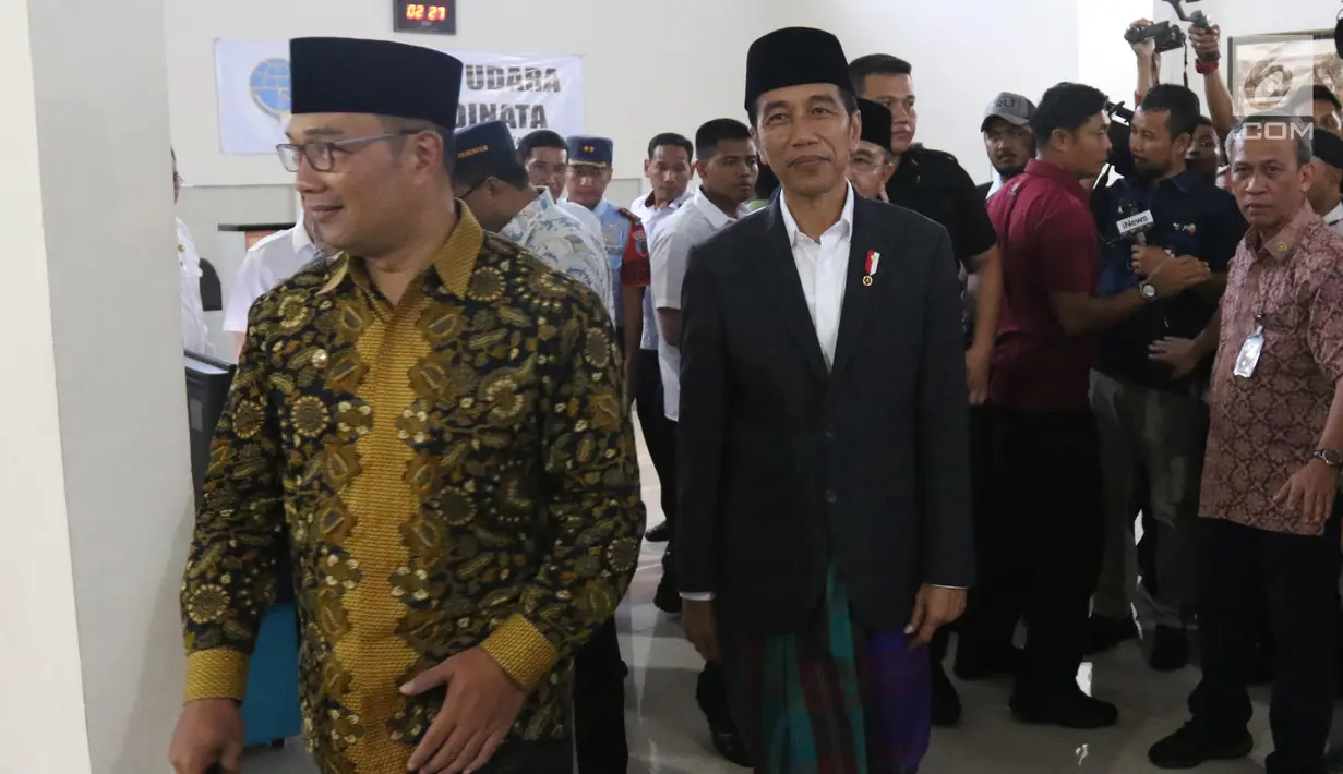 Presiden Joko Widodo bersama Gubernur Jawa Barat Ridwan Kamil usai meresmikan Bandara Wiriadinata Tasikmalaya, Jawa Barat, Rabu (27/2). (Liputan6.com/Angga Yuniar)