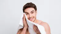 Ilustrasi pria selepas membersihkan wajah. (Foto: Shutterstock)