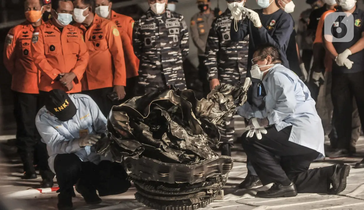 Tim KNKT mengidentifikasi turbin pesawat Sriwijaya Air SJ-182 di Dermaga JICT 2, Tanjung Priok, Jakarta, Minggu (10/1/2021). Potongan mesin jenis pesawat Boeing 737-500 yang ditemukan di perairan Kepulauan Seribu itu diangkat menggunakan crane milik KRI Cucut 866. (merdeka.com/Iqbal S Nugroho)