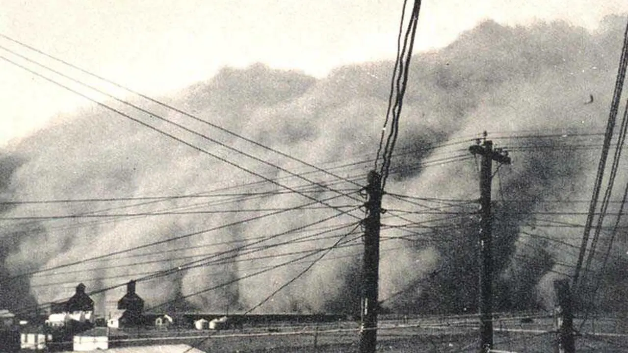 Badai Debu di Rolla, Kansas April 1935, NARA. (pbs.org)