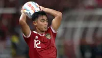 Pemain Timnas Indonesia, Pratama Arhan melakukan lemparan ke dalam pada laga FIFA Matchday melawan Argentina yang berlangsung di Stadion Utama Gelora Bung Karno (SUGBK), Senayan, Jakarta, Senin (19/06/2023). (Bola.com/Bagaskara Lazuardi)