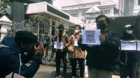 Jurnalis di Bandung menolak disahkannya RKUHP oleh DPR dan pemerintah di depan Kantor DPRD Jawa Barat, Jalan Diponegoro, Bandung, Senin, 5 Desember 2022. (Liputan6.com/Arie Nugraha)