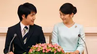 Putri sulung Pangeran Akishino, Putri Mako dan kekasihnya, Kei Komuro saling bertatapan saat mengumumkan pertunangannya di Tokyo, Jepang, (3/9). Kei Komuro merupakan eorang pria dari kalangan rakyat biasa. (AFP Photo/Pool/Shizuo Kambayashi)