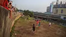 Anak-anak mulai ramai bermain bola saat cuaca sudah tidak panas, Jakarta, Kamis (11/9/14). (Liputan6.com/Faizal Fanani) 
