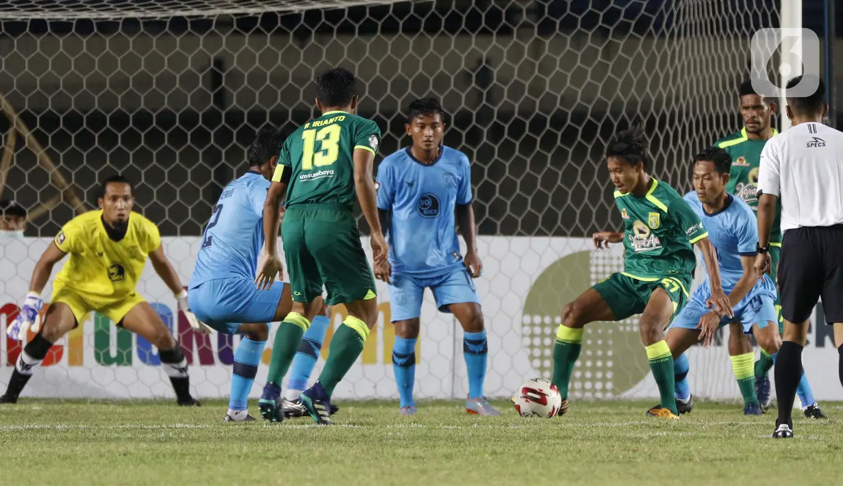 Pemain Persebaya Surabaya Akbar Firmansyah (kanan) berusaha menendang bola ke gawang Persela Lamongan dalam pertandingan babak penyisihan Grup C Piala Menpora 2021 di Stadion Si Jalak Harupat, Bandung, Sabtu (3/4/2021). Laga berakhir 0-0. (Bola.com/Ikhwan Yanuar)