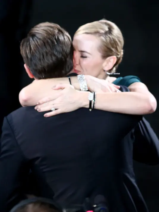 Leonardo DiCaprio mendapat pelukan dan ciuman dari Kate Winslet saat akan menerima penghargaan sebagai aktor terbaik dalam film 'The Revenant' di Screen Actors Guild Awards di Los Angeles, 30 Januari 2016 (Christopher Polk/Getty Images untuk Turner/AFP) 