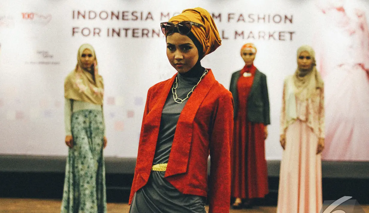 Seorang model memamerkan salah satu rancangan desainer Indonesia saat acara Indonesia Moslem Fashion di Gedung Kementerian Perdagangan RI, Jakarta, Rabu (29/10/2014) (Liputan6.com/Faizal Fanani)
