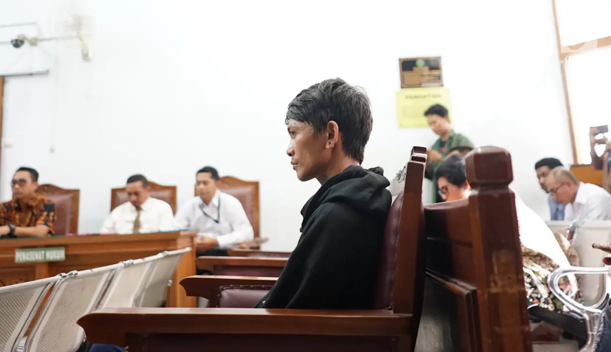 Seorang dari empat pengamen Cipulir korban salah tangkap foto bersama saat sidang praperadilan perdana gugatan di PN Jakarta Selatan, Senin (22/7/2019). Melalui LBH mereka menuntut ganti rugi sebanyak Rp186.600.000 per anak. (Liputan6.com/Immanuel Antonius)