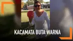 Seorang pengidap buta warna menggunakan kacamata yang mampu membantunya membedakan warna. Begini reaksinya!