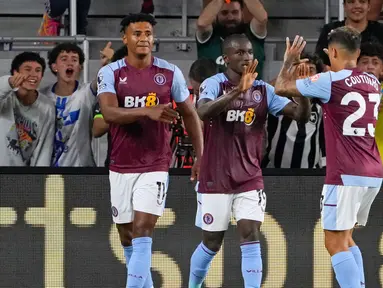 Pemain Aston Villa Moussa Diaby (tengah) merayakan dengan rekan setimnya Ollie Watkins dan Philippe Coutinho setelah mencetak gol ke gawang Fulham pada pertandingan sepak bola Premier League Summer Series di Orlando, Florida, Amerika Serikat, Rabu (26/7/2023). Moussa Diaby yang baru dibeli dari Bayer Leverkusen langsung tampil memukau dengan menyumbang satu gol saat Aston Villa mengalahkan Fulham 2-0. (AP Photo/John Raoux)