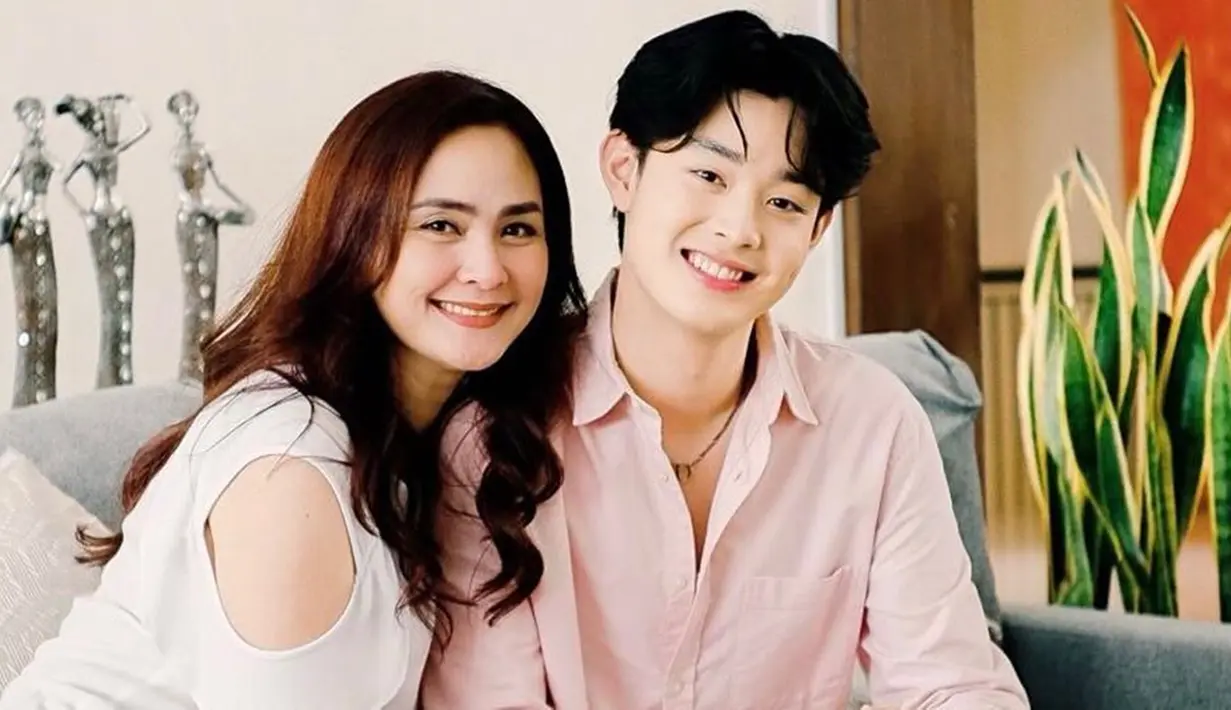 Wanita kelahiran 1977 ini dikenal sebagai artis juga seorang model, penyanyi, dan presenter. Begini foto Natalie bareng anak pertama dari pernikahannya dengan pengusaha Soerijo Gondo Setiawan, Gabriel Prince, yang diidolakan banyak remaja. (Liputan6.com/IG/@nat_grtm)