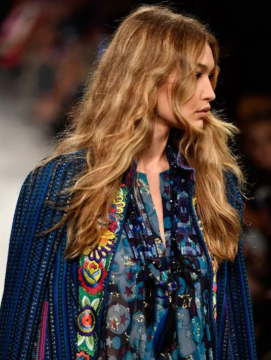 Perang dalam cuitan kabarnya sempat terjadi antara Gigi Hadid dan Laura Loomer di Twitter. Hal ini tentu mengundang perhatian warga net, dan ternyata banyak yang memberikan dukungan dan pujian untuk Gigi Hadid. (AFP/Frazer Harrison)