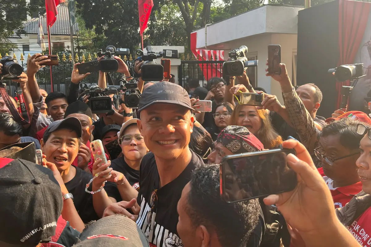 Politikus PDI Perjuangan (PDIP) Ganjar Pranowo hadir menyaksikan penampilan teatrikal bertajuk 'Kudatuli 27 Juli, Kami Tidak Lupa' di Kantor DPP PDIP, Menteng, Jakarta Pusat, Sabtu (27/7/2024).