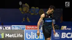 Tunggal Putra Malaysia, Lee Chong Wei tertunduk saat melawan pebulu tangkis India Prannoy HS di babak kedua Indonesia Open 2017 di Jakarta, Kamis (15/6). Lee Chong Wei kalah 10-21. 18-21. (Liputan6.com/Helmi Fithriansyah)