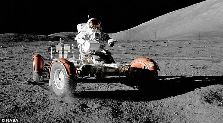 Lunar Roving Vehicle (LRV) digunakan NASA untuk mengekplorasi bulan.