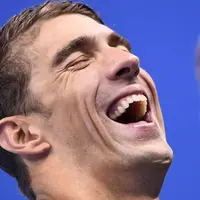 Michael Phelps kedapatan tertawa di podium selepas menerima medali ke-20. (ftw.usatoday.com)