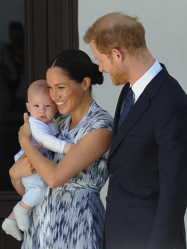 Pangeran Harry dan Meghan Markle, bersama anak mereka, Archie. (Photo by HENK KRUGER / POOL / AFP)