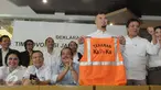 Musisi Ahmad Dhani bergabung dengan sejumlah pengacara mendeklarasikan Tim Advokasi Jakarta Bergerak, Jakarta, Rabu (30/3/2016). Dhani memperlihatkan sebuah rompi saat deklarasi. (Liputan6.com/Helmi Afandi)
