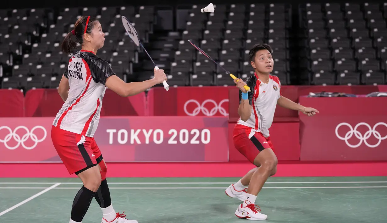 Pebulu tangkis Indonesia Greysia Polii/Apriyan Rahayu saat melawan pebulu tangkis China Yue Du/Yin Hui Li pada perempat final ganda putri di Olimpiade Tokyo 2020, Tokyo, Jepang, Kamis (29/7/2021). Greysia Polii/Apriyan Rahayu menang. (AP Photo/Dita Alangkara)