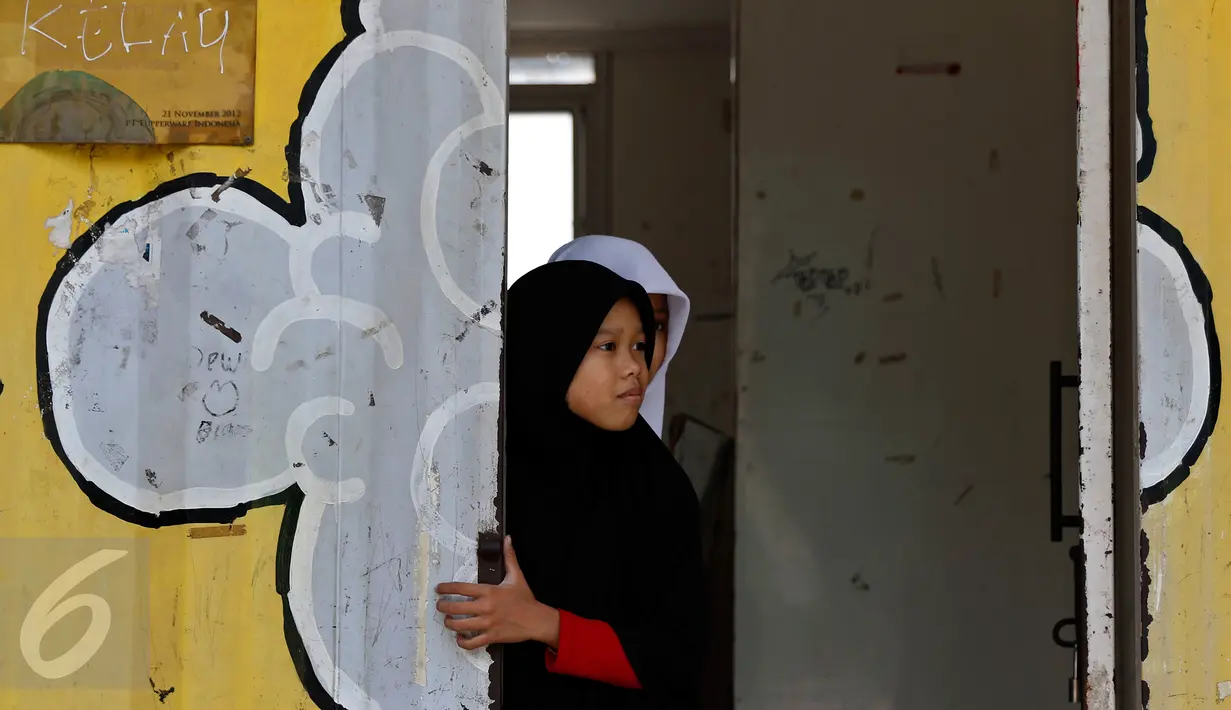 Seorang siswa berdiri di depan ruang kelas Sekolah Masjid Terminal (Master) di Kawasan Terminal Terpadu Depok, Rabu (14/10). Pemkot Depok akhirnya membongkar sekolah tersebut guna perluasan terminal. (Liputan6.com/Yoppy Renato)