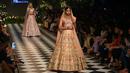 Para model berjalan di atas catwalk mengenakan pakaian tradisional Pakistan rancangan Rema dan Shehrbano selama peragaan busana yang digelar oleh Loreal Paris Pakistan Fashion Design Council di Lahore, Selasa (4/9). (AP Photo / K.M Chaudary)