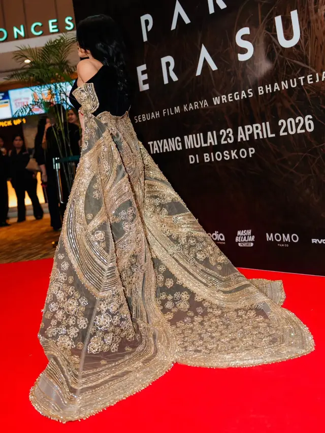 Anggun C Sasmi saat Premier Film Para Perasuk pake outer mewah. [@armanfebryan]