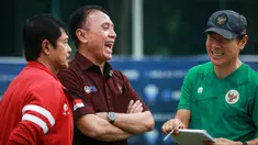 Pelatih kepala Timnas Indonesia U-20, Shin Tae-yong (kanan) berbincang dengan Ketua Umum PSSI, Mochamad Iriawan saat latihan persiapan Kualifikasi Piala Asia U-20 2023 yang berlangsung di Lapangan A Gelora Bung Karno, Jakarta, Selasa (30/08/2022). (Bola.com/Bagaskara Lazuardi)