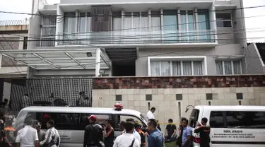 Mobil jenazah terparkir di lokasi perampokan sadis yang terjadi di Jalan Pulomas Utara, Kayuputih, Pulogadung, Jakarta Timur, Selasa (27/12). Enam penghuni rumah berlantai 2 itu tewas dan lima lainnya dilarikan ke rumah sakit. (Liputan6.com/Faizal Fanani)