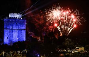 Kembang api meledak di atas Teluk Thermaikos di dekat Menara Putih, Thessaloniki, Yunani selama perayaan Tahun Baru pada 1 Januari 2026. (Sakis Mitrolidis/AFP)