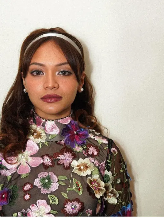 Amel juga mengaplikasikan lipstik dengan warna bold bertekstur glossy. Makeup tampil lebih glam dengan riasan mata shimmernya. [@amelcarla]