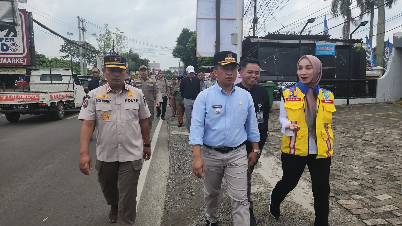 Wali Kota Depok, Supian Suri melihat langsung kondisi Jalan Raya Sawangan dan Jalan Raya Muchtar, Depok (Liputan6.com/Dicky Agung Prihanto)