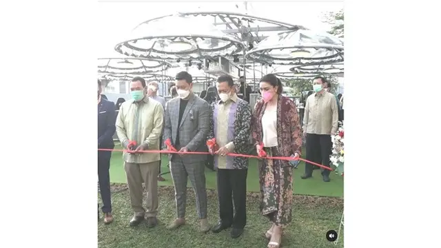 6 Potret Tommy Soeharto Coba Restoran Melayang yang Viral Bareng Sang Putra