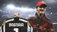 Juara dunia MotoGP 2023, Francesco Bagnaia mendapat cinderamata dari Juventus menjelang laga kontra Napoli dalam lanjutan Liga Italia 2023/2024. (Instagram Serie A)