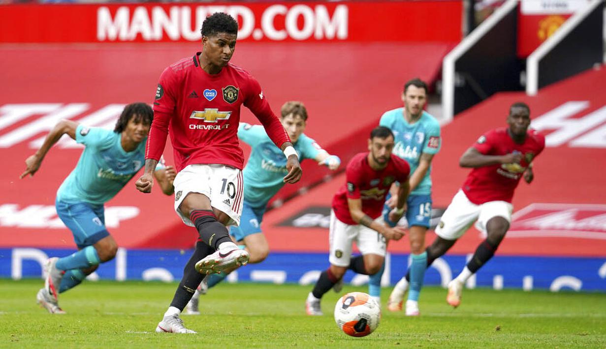 Pemain Manchester United, Marcus Rashford, mencetak gol ke gawang Bournemouth pada laga Premier League di Stadion Old Trafford Sabtu (4/6/2020). Manchester United menang 5-2 atas Bournemouth. (AP/Dave Thompson)