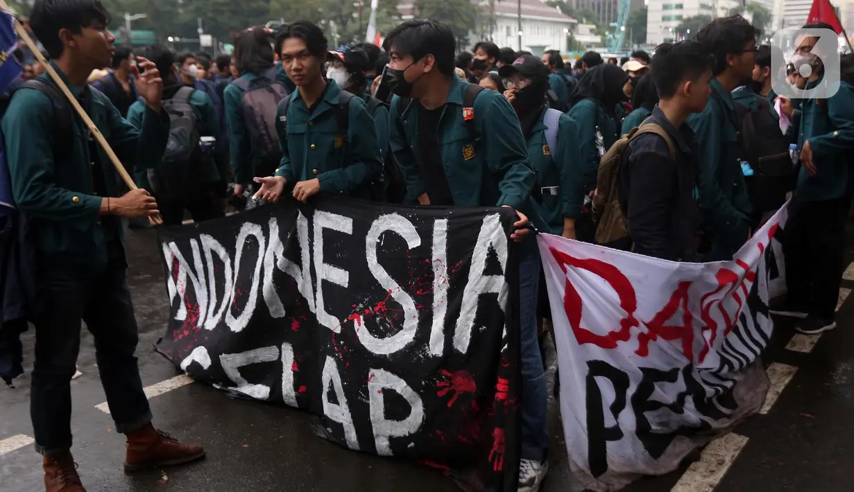<p>Aksi unjuk rasa yang digelar Badan Eksekutif Mahasiswa Seluruh Indonesia (BEM SI) mengangkat tema Indonesia Gelap. (Liputan6.com/Helmi Fithriansyah)</p>