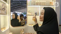 Di Jakarta X Beauty 2024, pengunjung bisa berburu berbagai produk kecantikan seperti untuk perawatan kulit wajah (skincare) hingga makeup dengan harga yang bervariatif dan terjangkau. (Liputan6.com/Herman Zakharia)