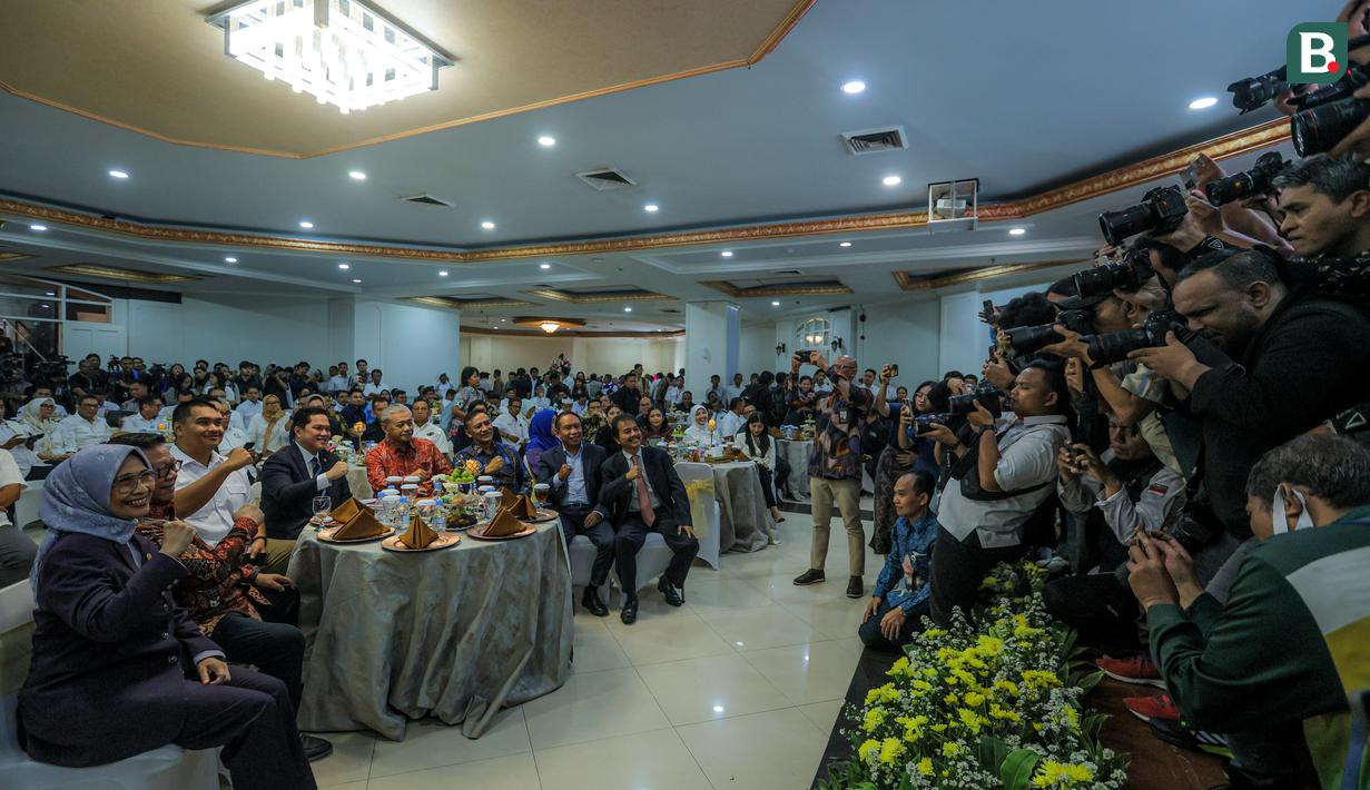 Menteri Pemuda dan Olahraga Republik Indonesia (Menpora RI) periode 2025-2029, Erick Thohir bersama sejumlah mantan Menpora RI berfoto bersama dalam acara serah terima jabatan yang berlangsung di Auditorium Wisma Kemenpora, Senayan, Kamis (18/09/2025). (Bola.com/Bagaskara Lazuardi)