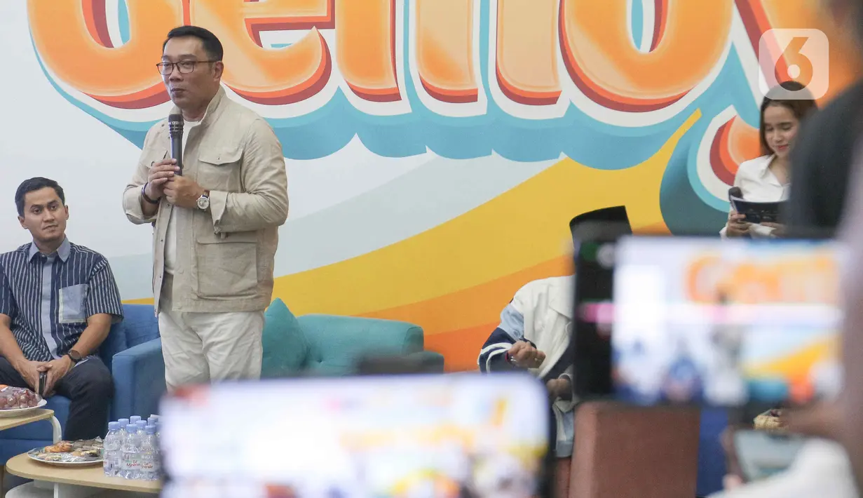 Ridwan Kamil juga memberikan kesempatan tanya jawab kepada para pendukung muda itu. (Liputan6.com/Herman Zakharia)