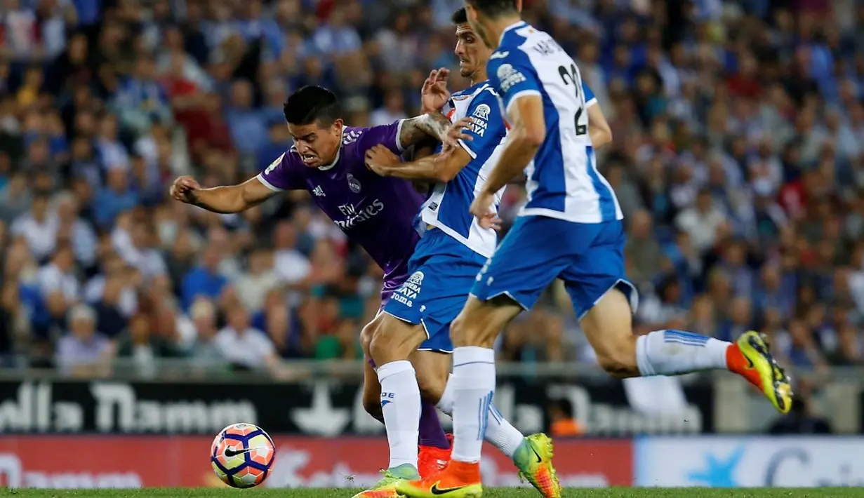 Pemain Real Madrid, James Rodriguez (kiri), berebut bola dengan pemain Espanyol, Gerard Moreno, pada laga La Liga 2016-2017 di Estadio Cornella-El Prat, Senin (19/9/2016) dini hari WIB. (AFP/Pau Barrena)