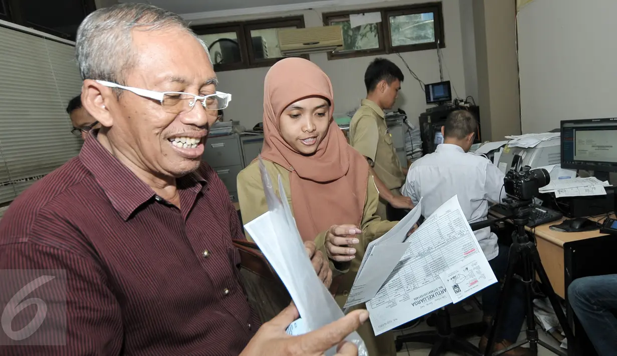 Seorang petugas ketika melayani warga untuk pembuatan KTP elektronik (e-KTP) di Kelurahan Srengseng Sawah, Jakarta, Senin (29/8). Warga diminta segera membuat e-KTP sebelum 30 September 2016 sesuai surat edaran Kemendagri. (Liputan6.com/Yoppy Renato)