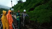 PT KAI mendeteksi puluhan titik rawan bencana alam, baik longsor maupun banjir di sepanjang jalur selatan kereta api di Daop II Jawa Barat. (Liputan6.com/Jayadi Supriadin)