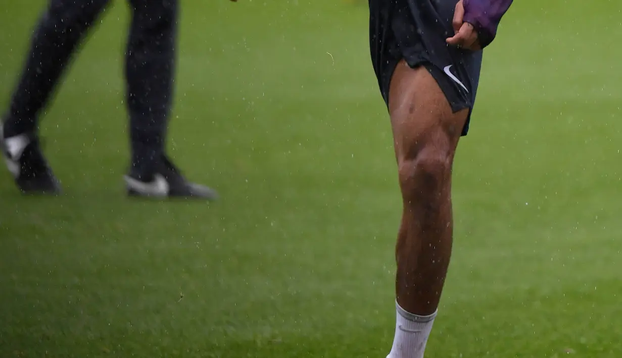 Bek Inggris, Joseph Gomez, mengontrol bola saat latihan di St George Park, Staffordshire, Selasa (7/11/2017). Latihan ini persiapan jelang laga persahabatan melawan Jerman dan Brasil. (AFP/Paul Ellis)