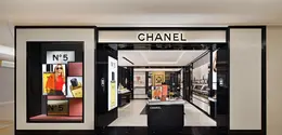 Setelah pindah dari lantai pertama, butik ini kini ditempatkan secara strategis di dalam area Fragrance & Beauty di lantai dua. Dengan luas lebih dari 195 meter persegi, Ruang ini menafsirkan kembali estetika abadi melalui palet warna hitam dan putih khasnya, yang dipertegas dengan sentuhan emas yang berkilauan. Garis-garis yang bersih dan sederhana secara halus membedakan dunia yang berbeda yang didedikasikan untuk makeup, fragrance, skincare, dan produk eksklusif butik, yang masing-masing mengekspresikan kode-kode halus dari House.