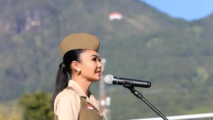 Yuni Shara gelar upacara bendera di PAUD miliknya (Instagram/yunishara36)