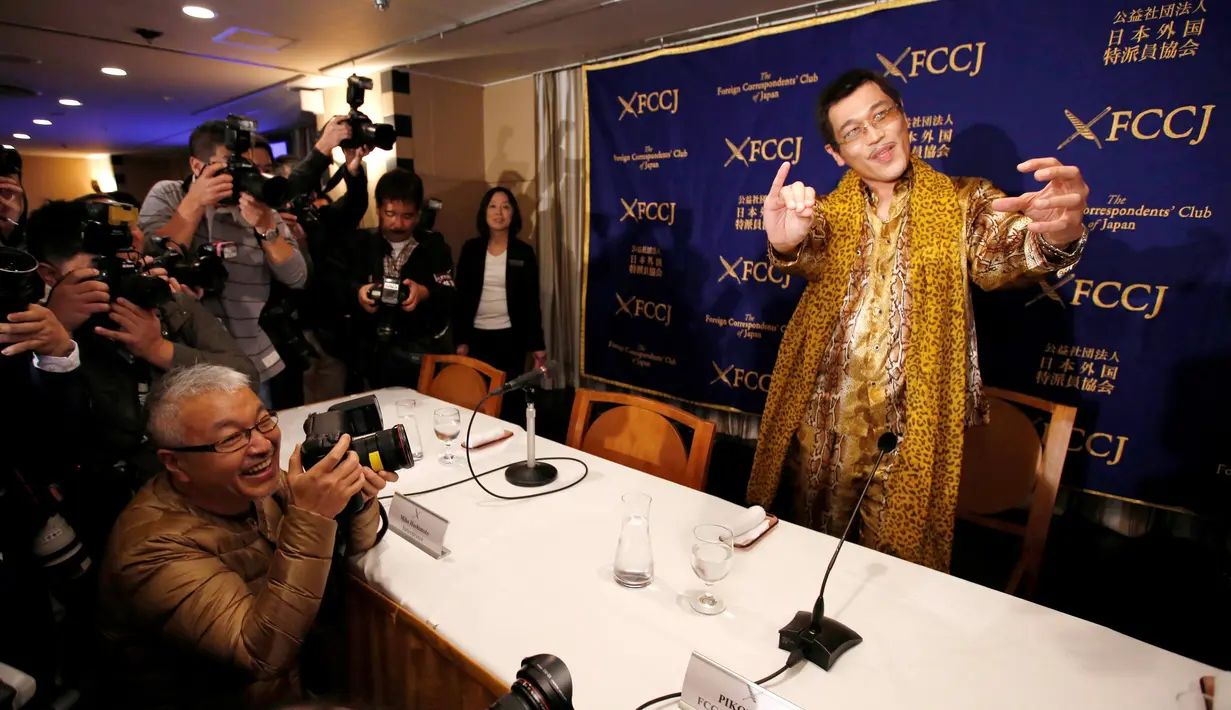 Piko Taro berpose seperti adagen dalam video Pen Pineapple Apple Pen saat konfrensi pers di Club of Japan, Tokyo (28/10).  Piko Taro meraih Guinness World Records untuk lagu terpendek yang masuk di Billboard Hot 100. (Reuters/Issei Kato)